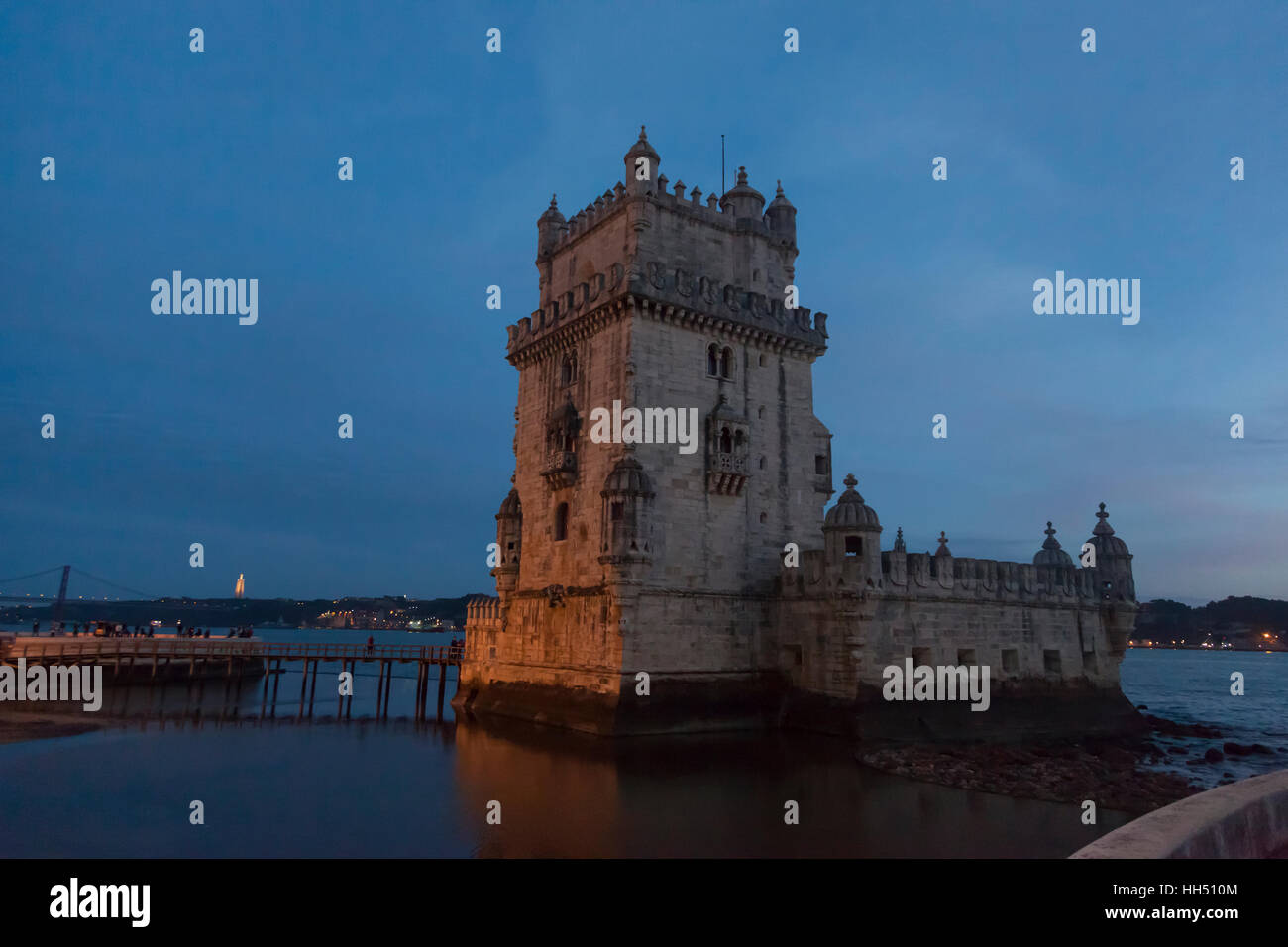 Lisboa, Portugal: la Torre de Belém en la ribera del río Tajo. La fortificación del siglo XVI es un destacado ejemplo del estilo manuelino portugués. Foto de stock