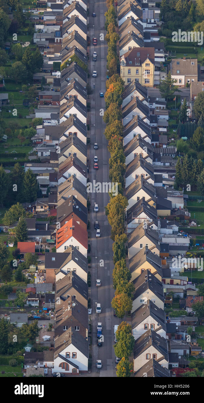 Urbanización, casa adosada y Emscherstraße Schleusenstraße Gladbeck-sur, los límites de la ciudad Gelsenkirchen-Horst, Gladbeck, área de Ruhr Foto de stock