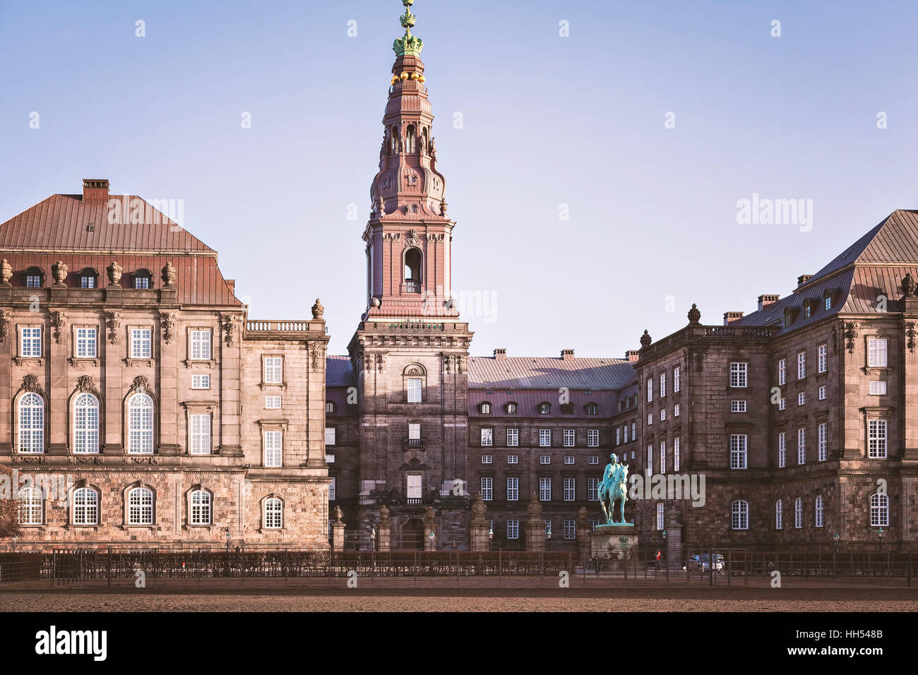 Imagen del edificio del parlamento y el palacio de Christiansborg. Copenhague, Dinamarca. Foto de stock