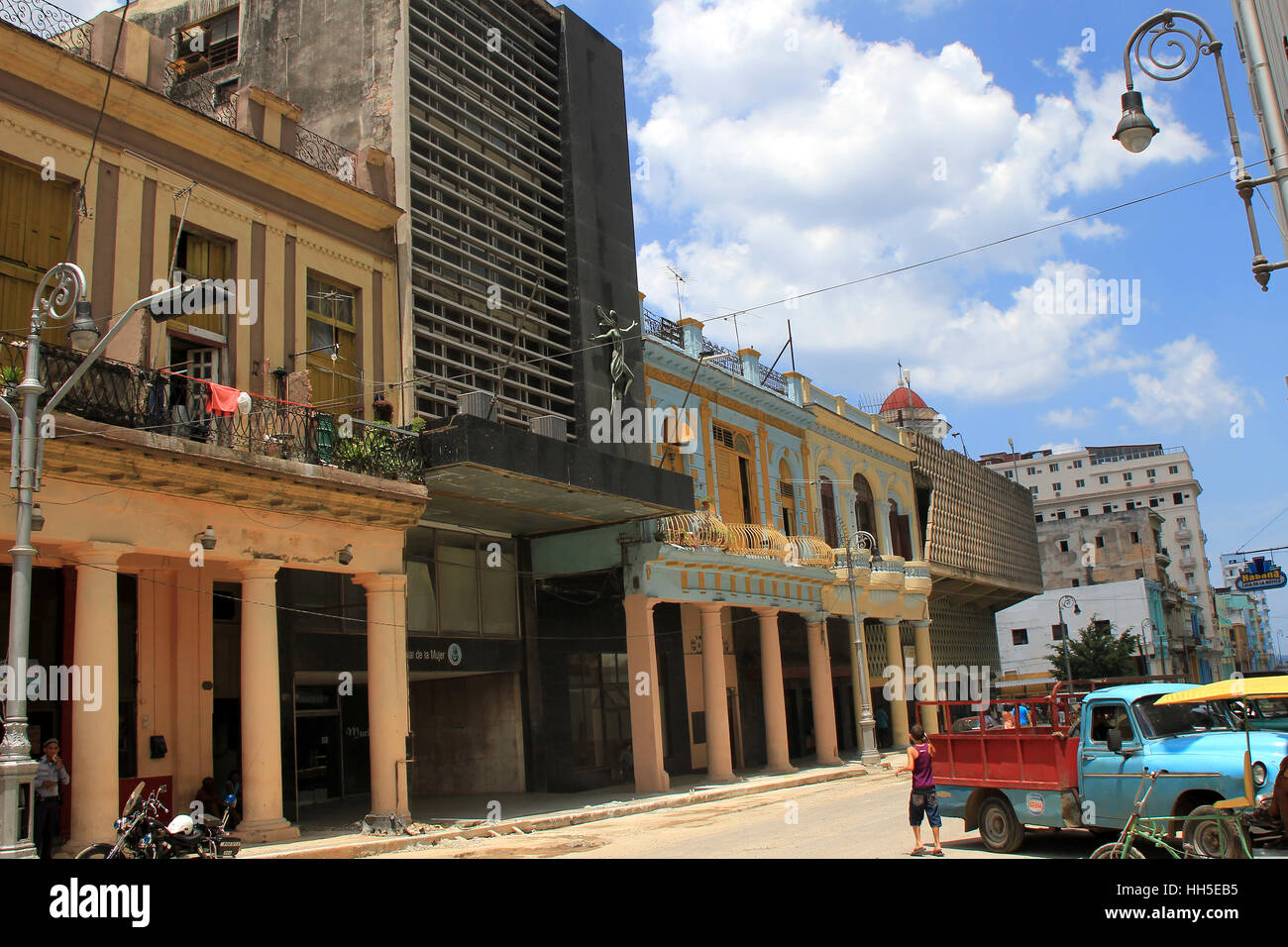 Imágenes de La Habana, Cuba. La arquitectura de La Habana. Coches Antiguos en La Habana, Cuba. Foto de stock