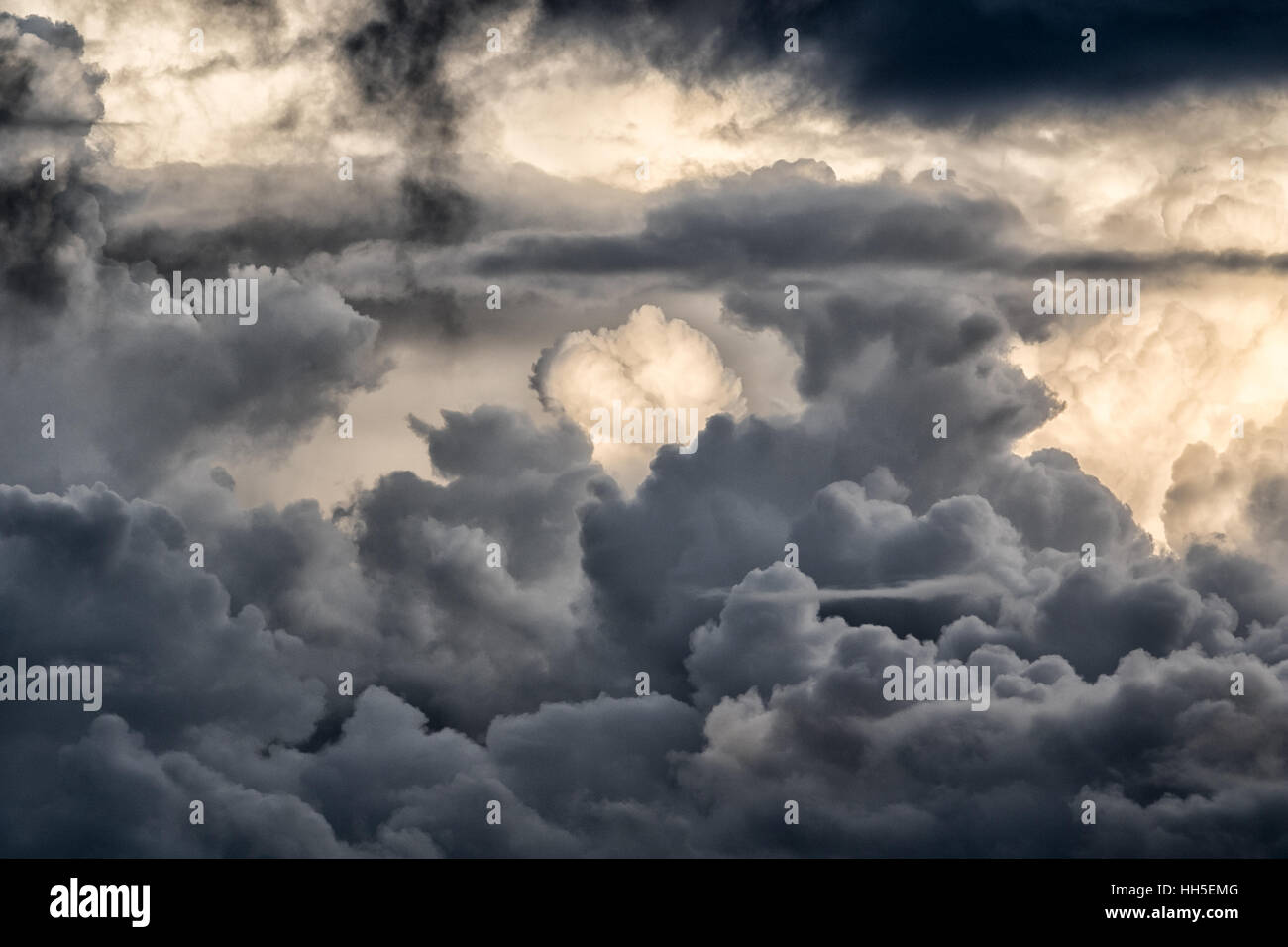 Espectacular cielo nublado antes de la tormenta Foto de stock