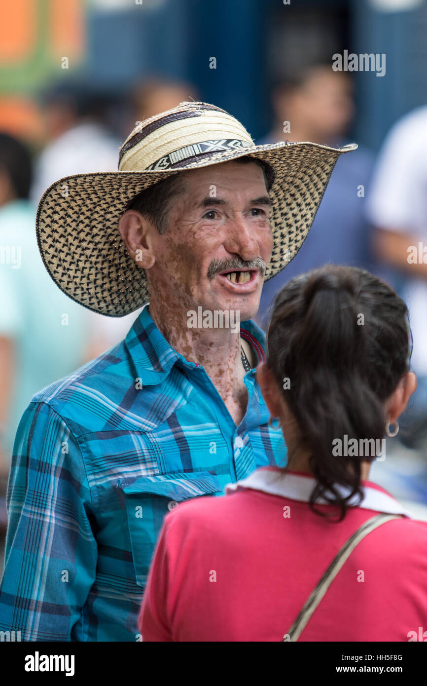 Octubre 2, 2016 El Jardín ,Colombia: un hombre con sombrero de paja tradicional llamado sombrero vueltiao tener una conversación de calle Foto de stock