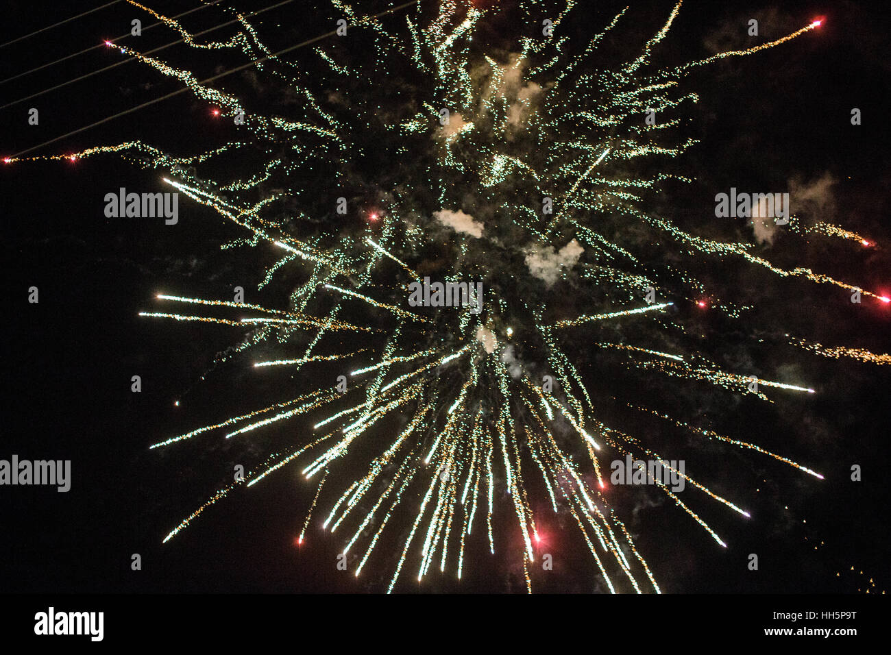 Brillantemente coloridos fuegos artificiales iluminan el cielo Foto de stock