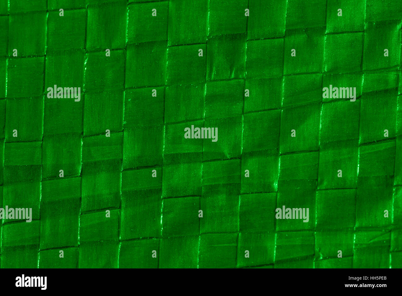 Resumen macro foto de sección de hoja de tierra de polímero verde / tarpaulin utilizado para acampar. Casi parece bambú. Metáfora de la capa protectora. Foto de stock