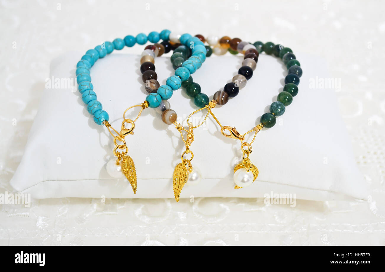 Pulseras de piedras preciosas fotografías e imágenes alta - Alamy