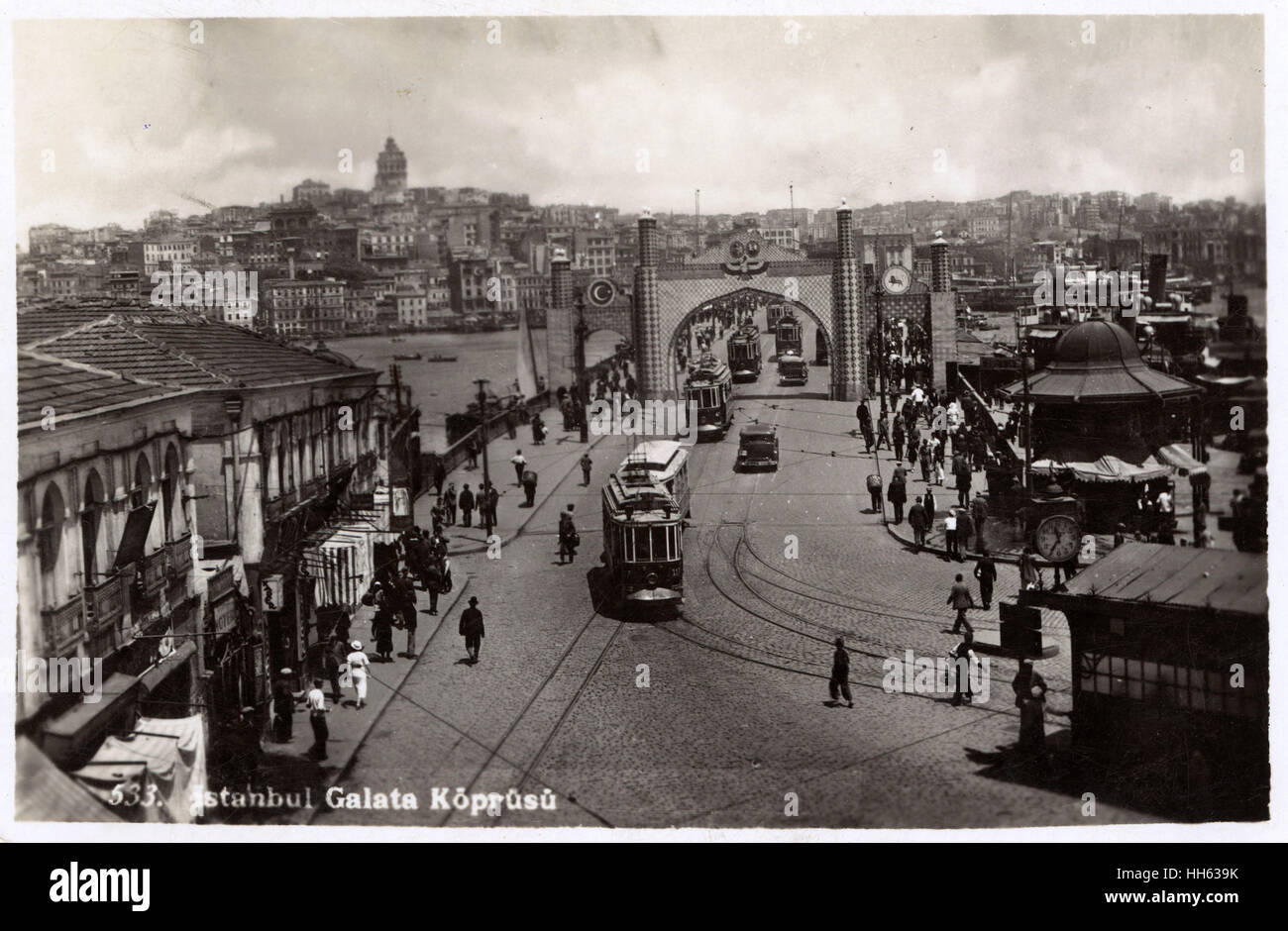 Puente de Galata, Estambul, Turquía con el tranvía y ceremonial temporal gateway para una visita oficial de un Jefe de Estado Europeo desconocido. Foto de stock