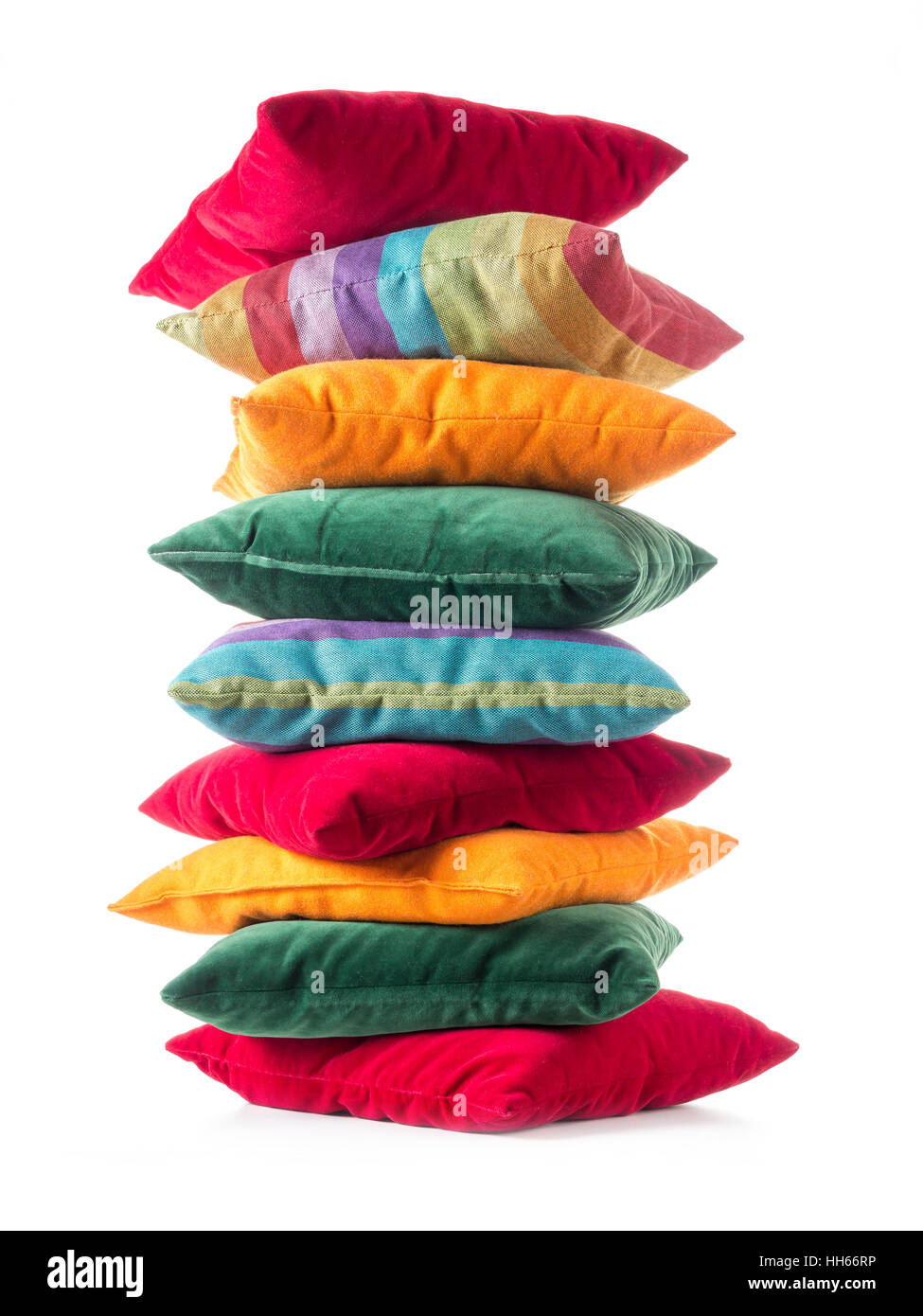 Montón de coloridos almohadones sobre fondo blanco. Foto de stock