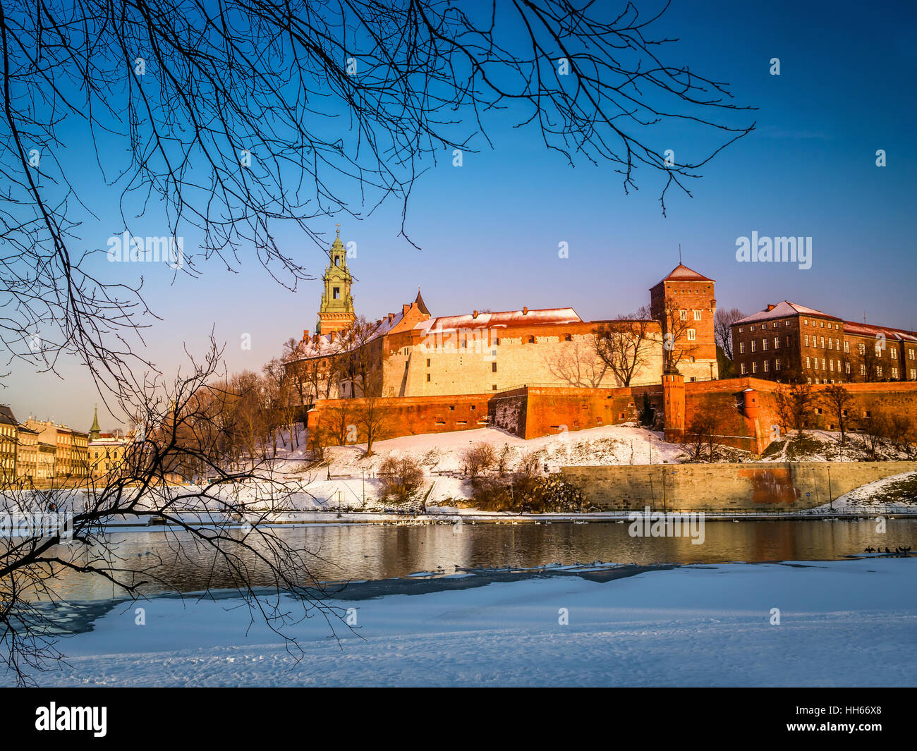 Castillo Real de Wawel en invierno con hielo sobre el río Vístula, Cracovia - Polonia Foto de stock