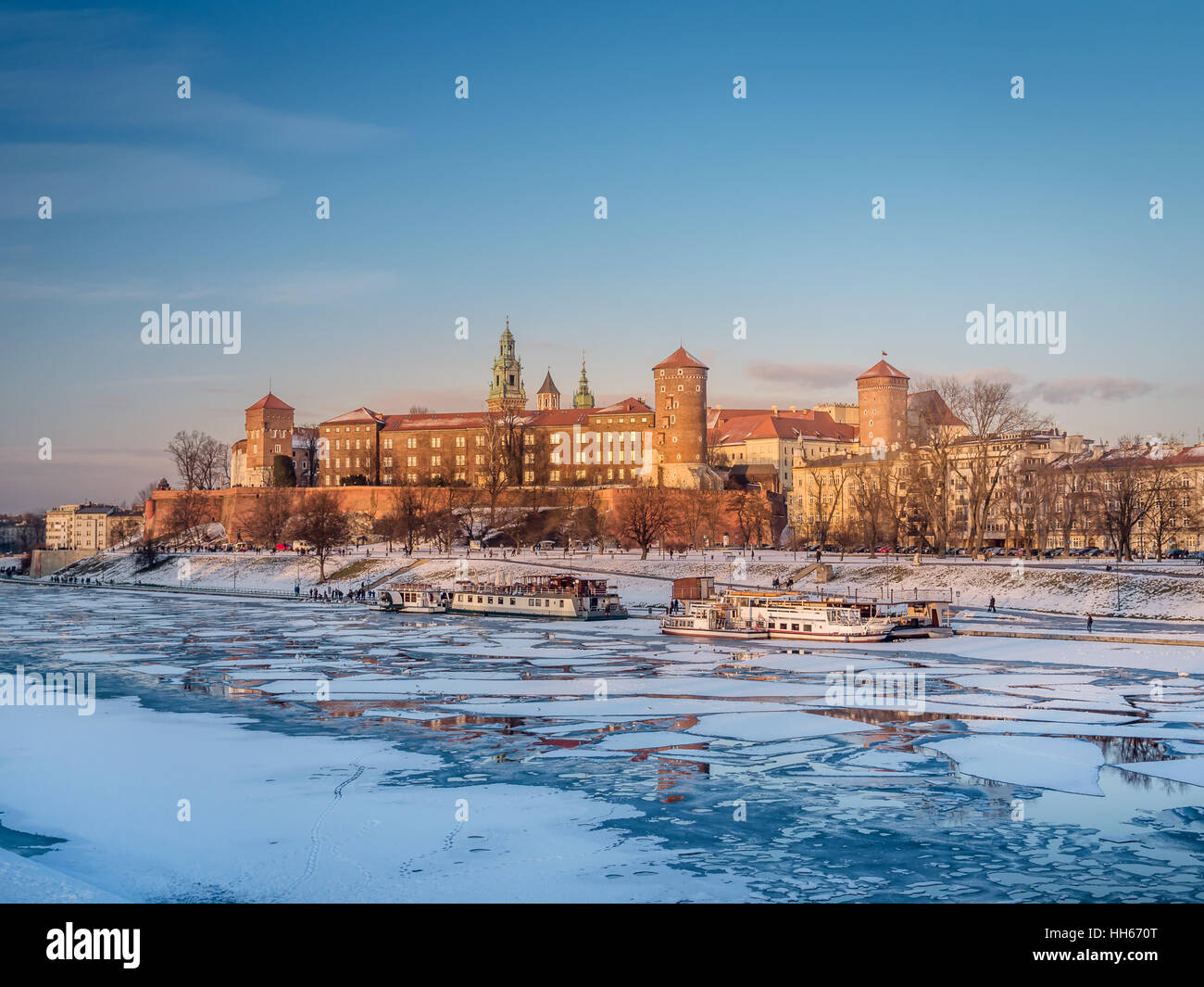 Castillo Real de Wawel en invierno con hielo sobre el río Vístula, Cracovia - Polonia Foto de stock
