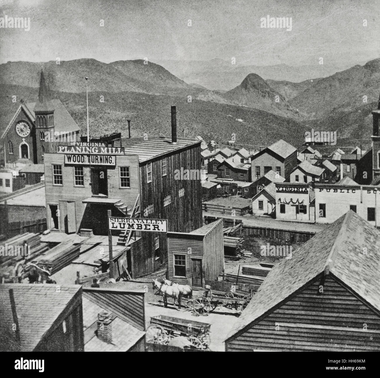 Six Mile canyon de C Street, Virginia City - fotografía muestra a vista de pájaro de la iglesia, madera shop, aplanar el molino, escuela y casas en Virginia City, Nevada. 1866 Foto de stock