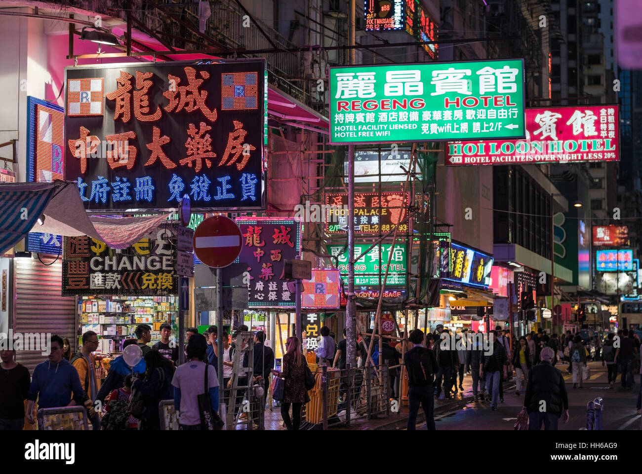 Escena nocturna en Mongkok, Hong Kong Foto de stock