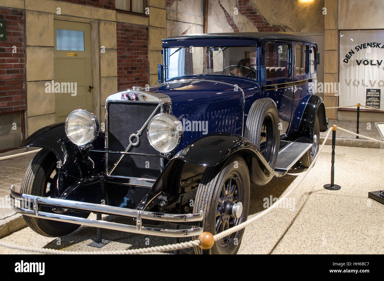 Un casco antiguo de Niza y el hermoso viejo coche de Volvo Fotografía de  stock - Alamy