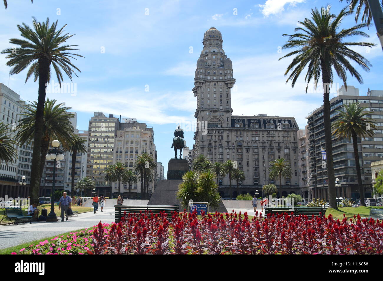 La Plaza de la Independencia con el mausoleo de Artigas en la ciudad de Montevideo, Uruguay. Foto de stock