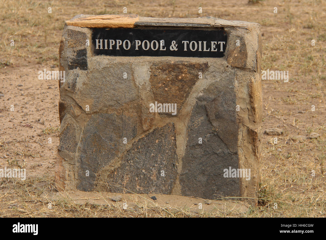 Señal para el Hippo pool y wc en Reserva Nacional Maasai Mara Foto de stock