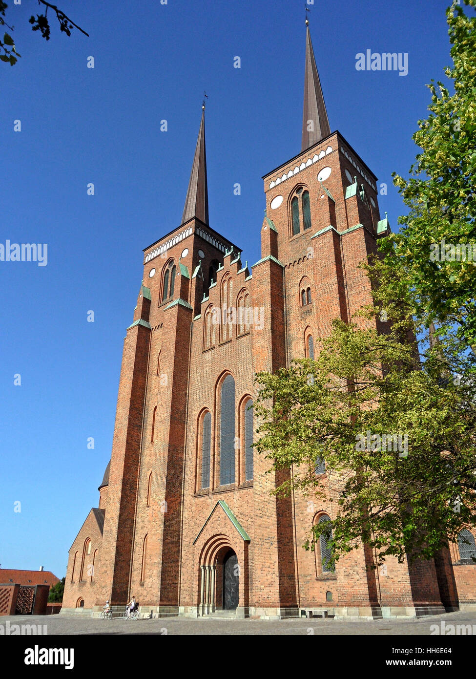 Roskilde Kyrka Dom, la preciosa Catedral Gótica contra un intenso azul cielo soleado, Roskilde, Dinamarca Foto de stock