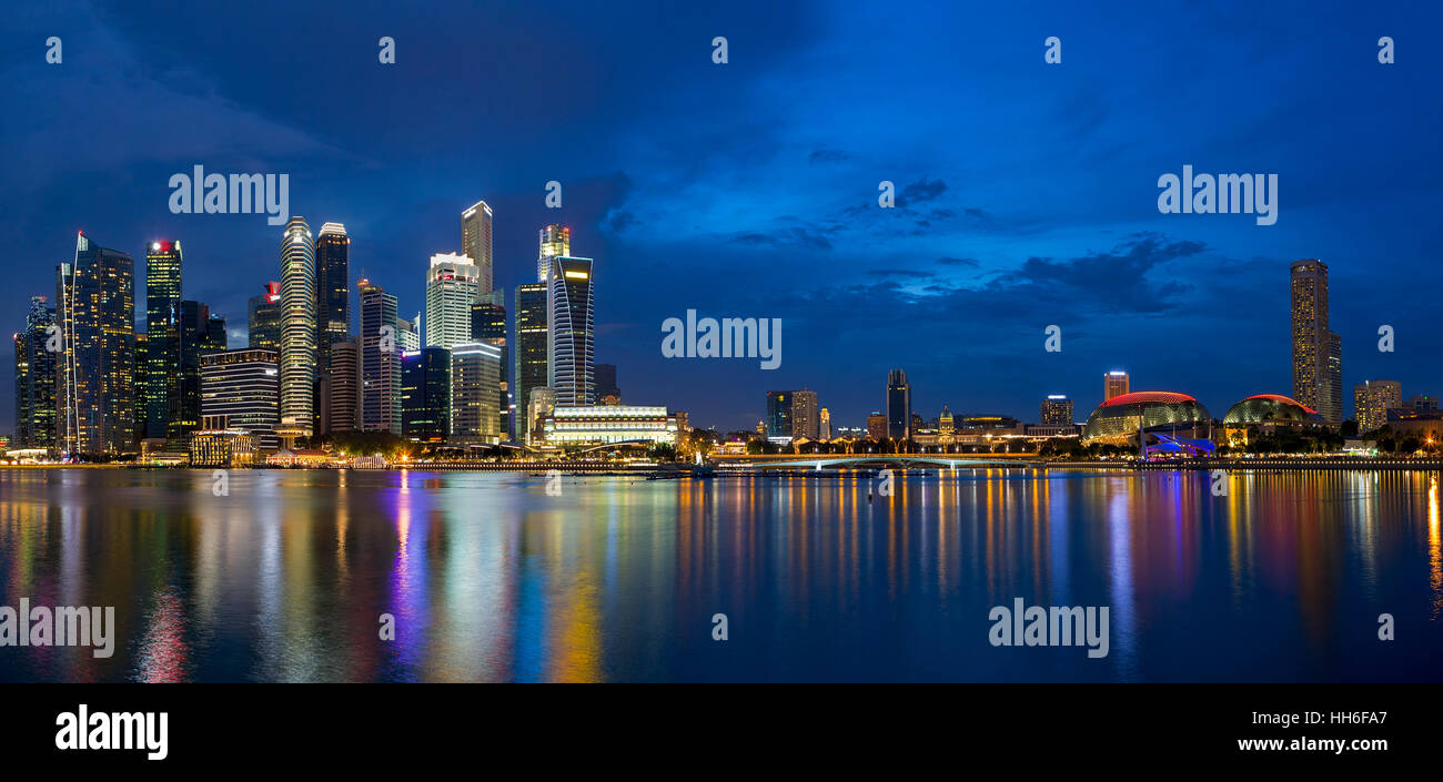 El Distrito Central de Negocios de Singapur Skyline por Marina Bay durante el crepúsculo vespertino Panorama azul horas Foto de stock