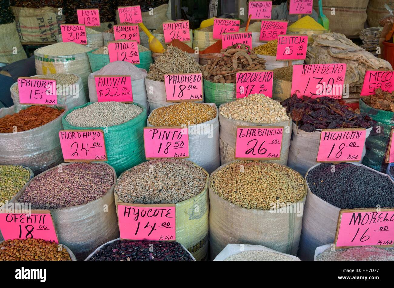Diversas leguminosas, frijoles secos a puesto en el mercado, Puebla, México Foto de stock