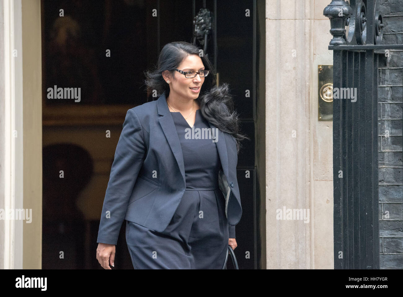 Londres, Reino Unido. 17 de enero de 2017. Priti Patel, Desarrollo Internacional Secretry, sale el número 10 de Downing Street. Crédito: Ian Davidson/Alamy Live News Foto de stock