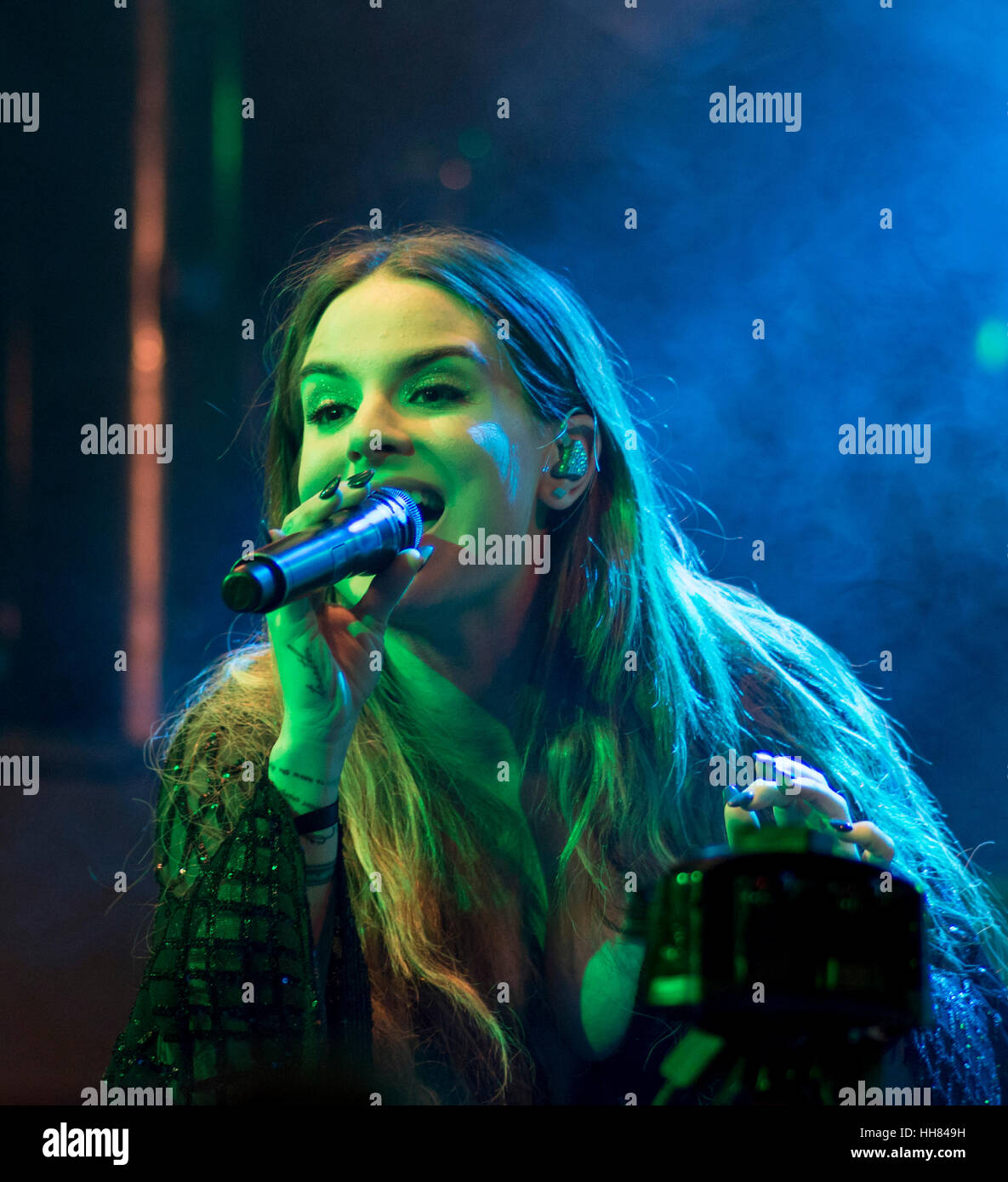 Londres, Reino Unido. 17 de enero de 2017. Cantante Jojo actúa en directo en un concierto en el KOKO club de música en Camden. Crédito de la foto: Acceso/Alamy Live News Foto de stock