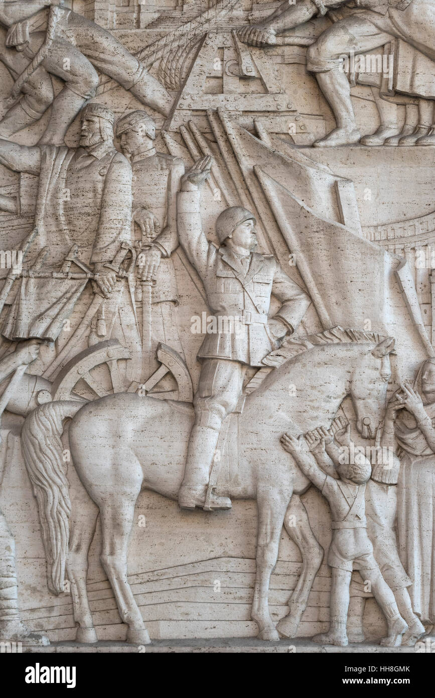 Roma. Italia. EUR. Retrato de Benito Mussolini a caballo sobre el bajorrelieve "una historia de Roma a través de la Obras Públicas". Foto de stock