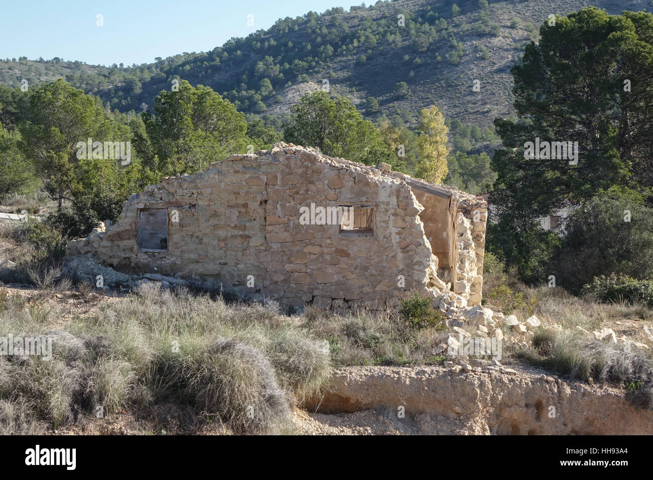 Ladrillera abandonada cerca de Vilajoyosa, España con chimenea alta Foto de stock