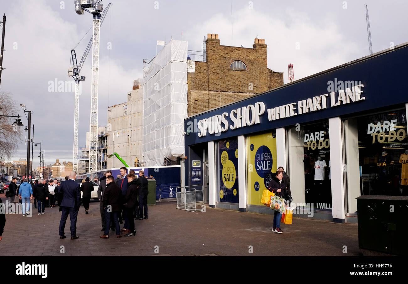 Opiniones cerca de tottenham White Hart Lane y el estadio de fútbol de Tottenham Hotspur incluyendo los Spurs Shop Foto de stock