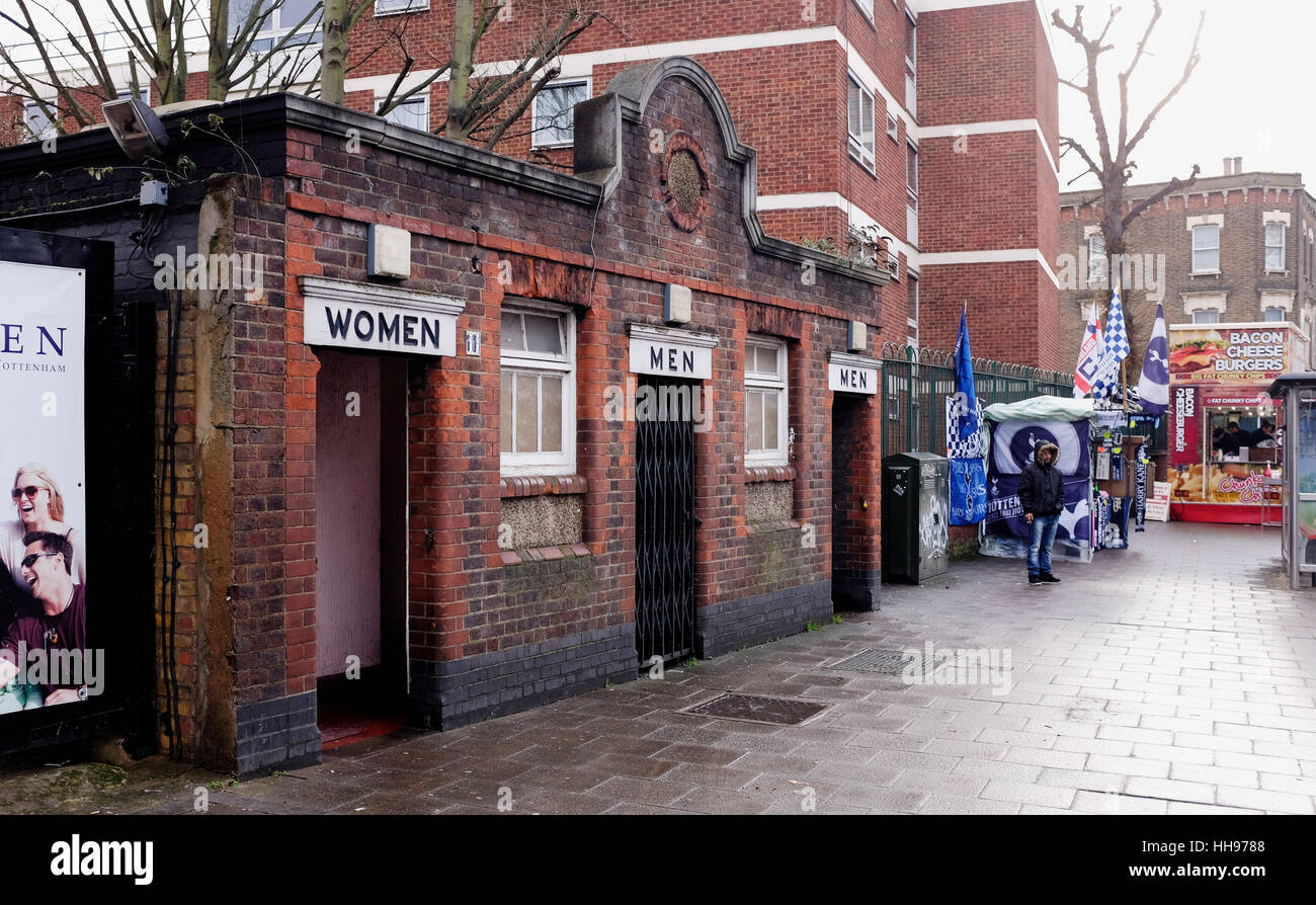 Aseos públicos victoriano fuera de White Hart Lane, el estadio de fútbol de Tottenham Hotspur North London UK Foto de stock
