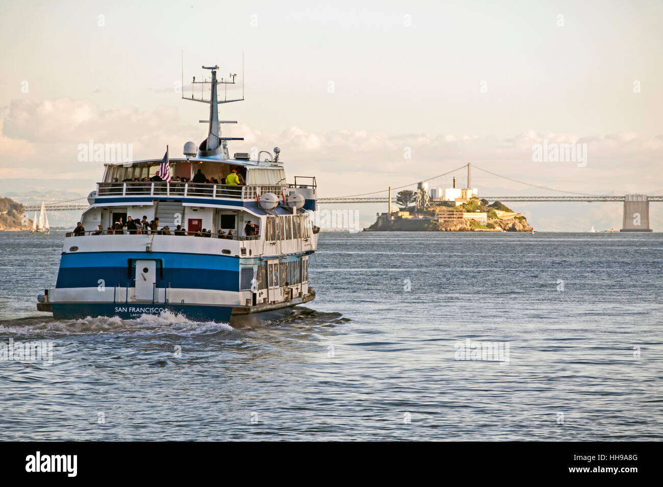 Por la tarde dejando ferry de Sausalito en San Francisco con la isla de Alcatraz y el Puente de la bahía, en el fondo, de diciembre de 2016. Foto de stock