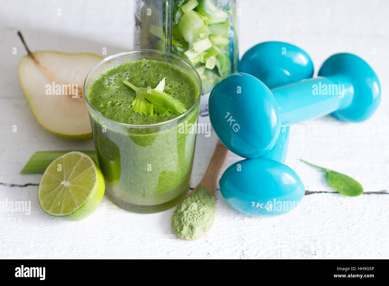 Smoothie verde y pesas dieta saludable concepto de estilo de vida Foto de stock