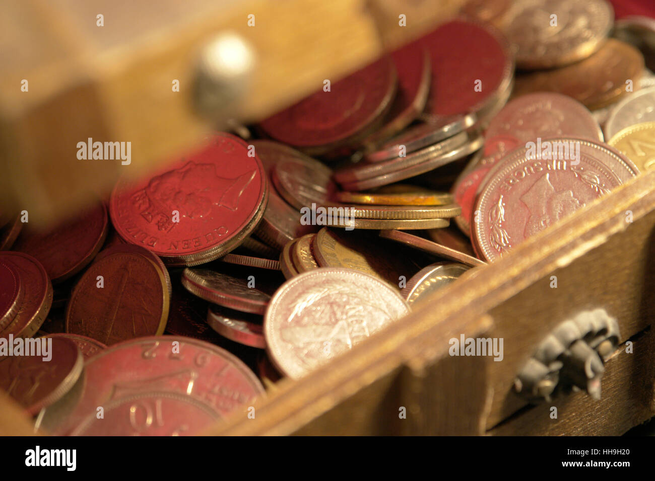 El dinero del fondo con un montón de monedas en un cofre del tesoro Foto de stock