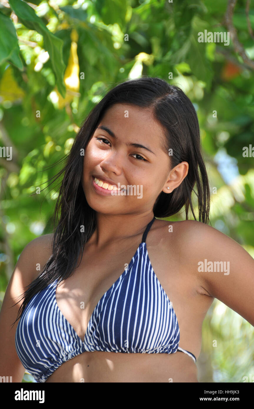 Mujer, Asia, la playa, el paseo marítimo, la playa, el mar, bikini,  Asiático, Filipinas Fotografía de stock - Alamy