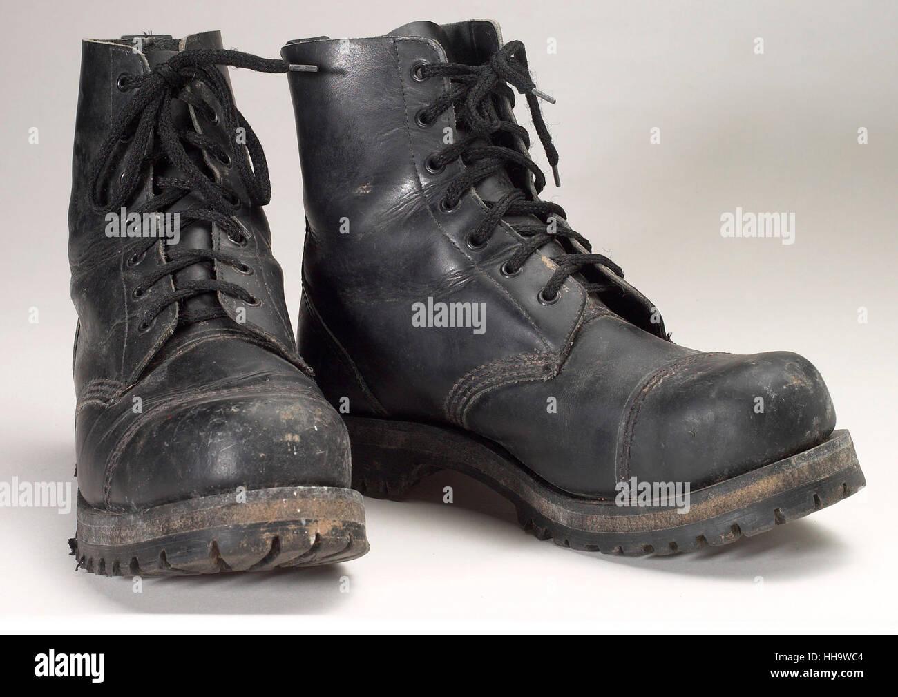 Un par de botas de combate negro usado Foto de stock