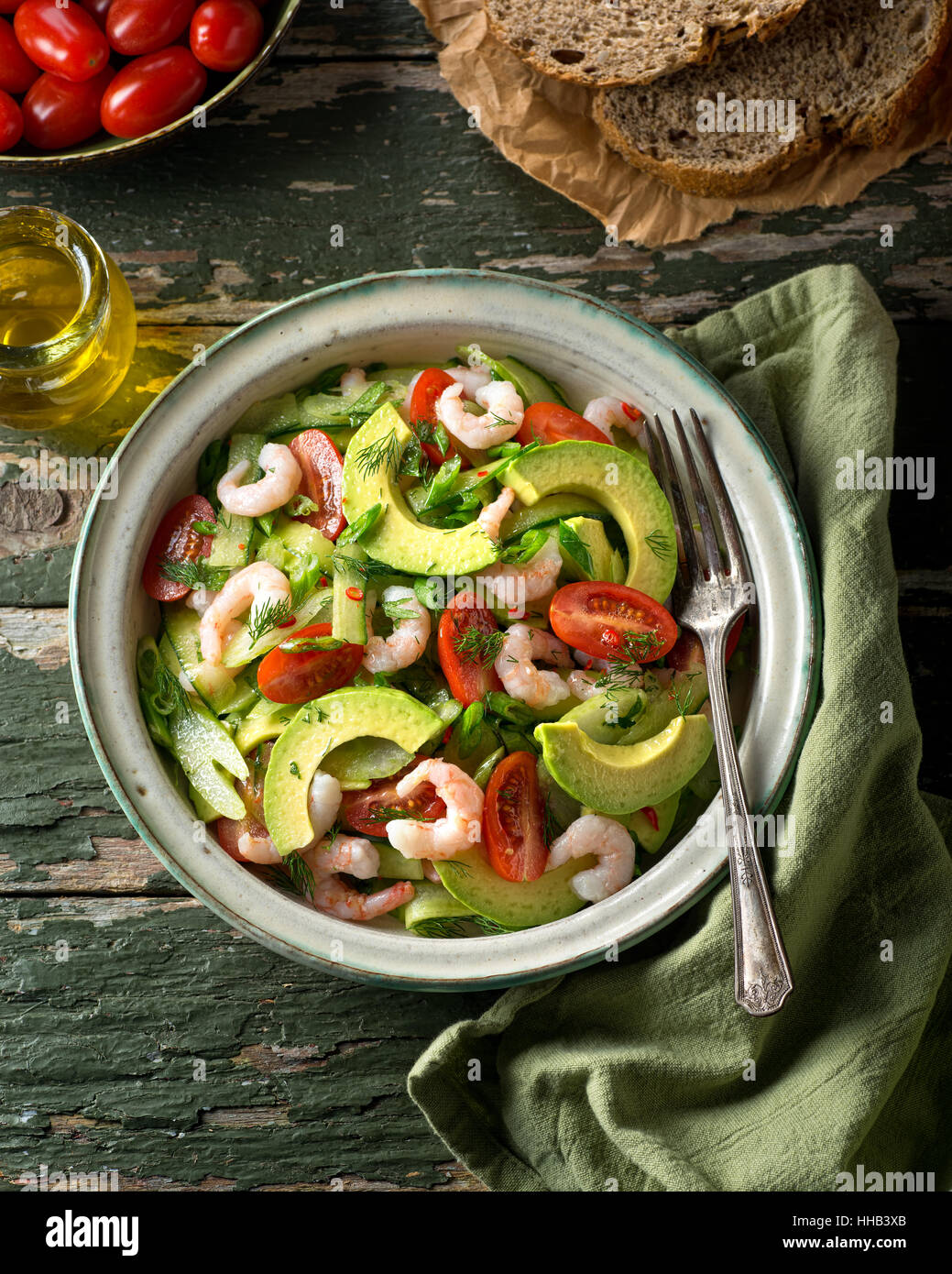 Un delicioso camarón de agua fría y la ensalada de aguacate con tomate