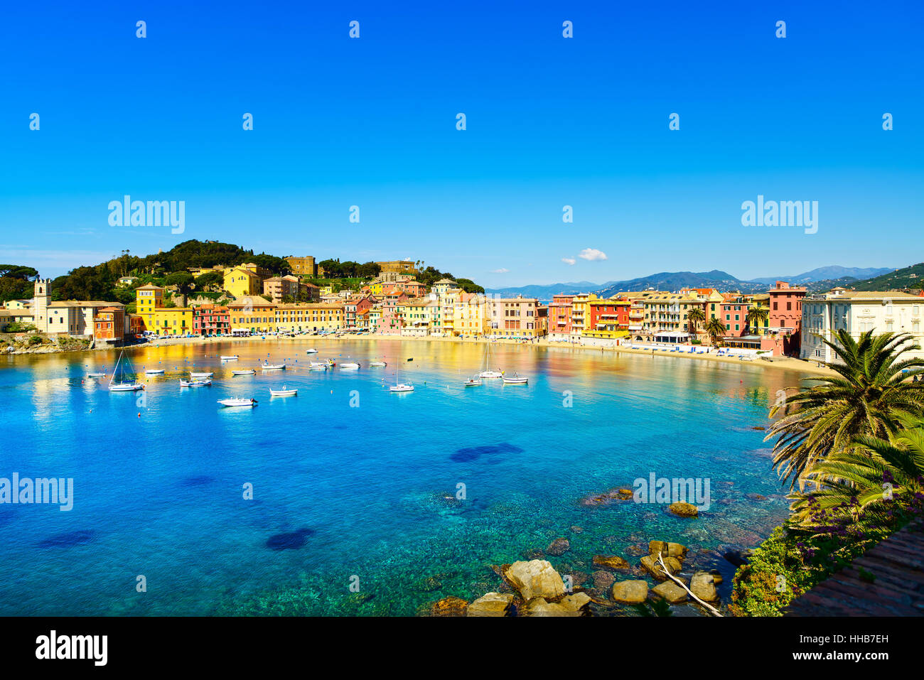 Sestri Levante el silencio o la bahía Baia del silenzio puerto de mar y vista a la playa en la mañana. Liguria, Italia. Foto de stock