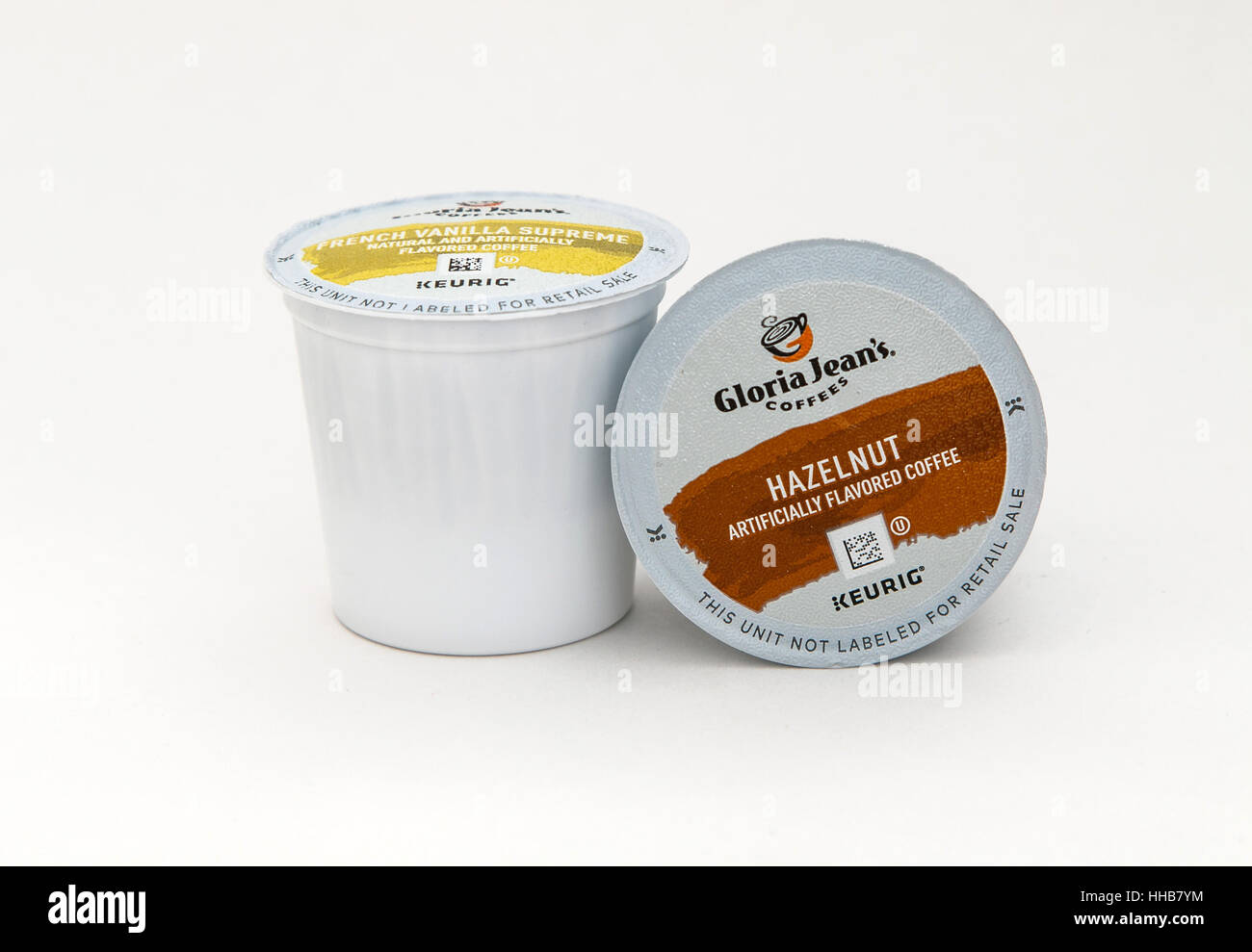 Dos Gloria Jean's cápsulas de café para la cafetera Keurig se ven contra un  fondo blanco Fotografía de stock - Alamy