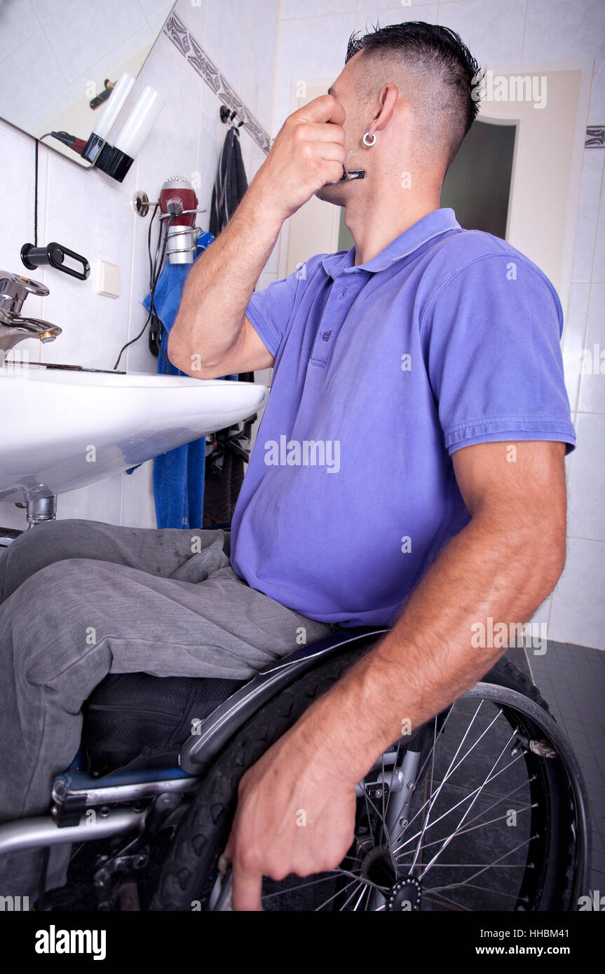 Silla de ruedas, cuidado personal, enfermera, afeitado, autónoma,  discapacidad, minusvalía Fotografía de stock - Alamy