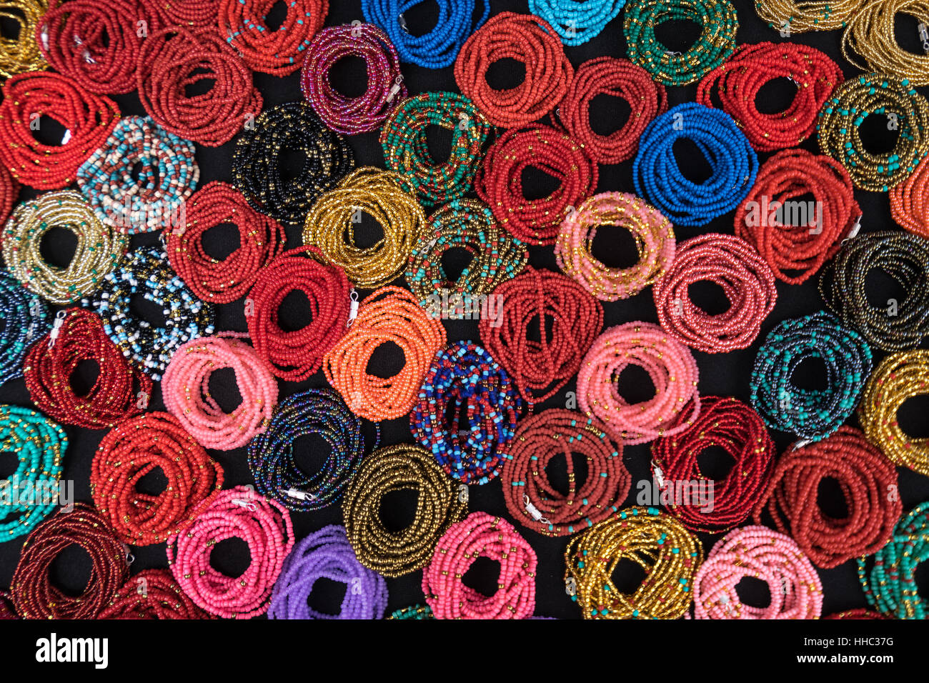 Patrón creado por coloridas pulseras en Otavalo Ecuador Foto de stock