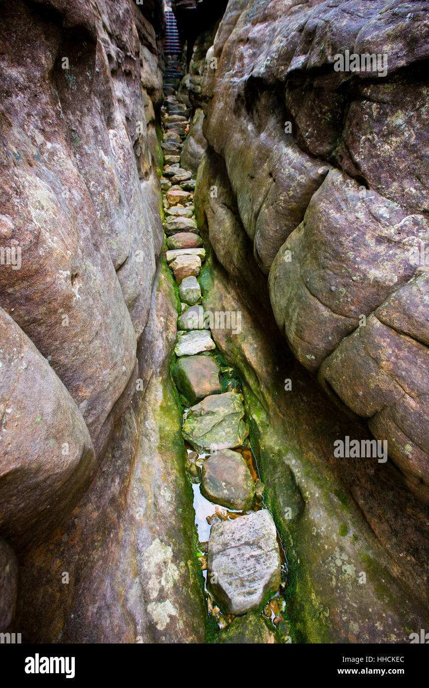 Sinopsis de Rocky caminar la vía a través de la roca cañón. El Gran Cañón, el parque nacional Grampians Foto de stock
