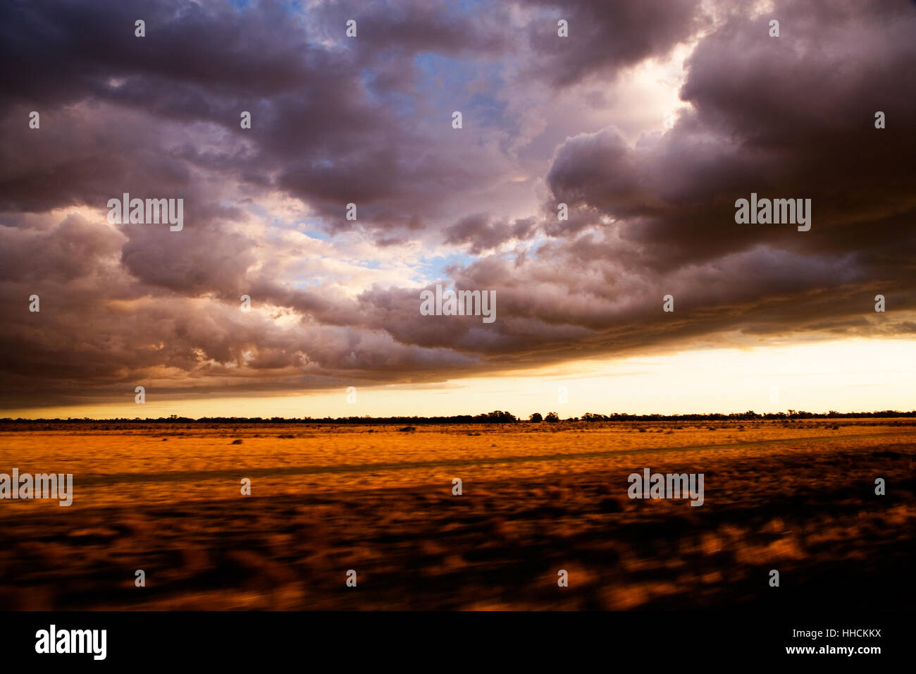 Por la tarde tormenta pasa sobre las tierras áridas plana cerca de heno NSW, Australia. Foto de stock