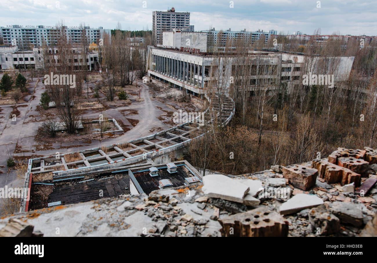 Casa de la cultura en la ciudad de Chernobyl Energetik, Ucrania. Ciudad Abadoned. Foto de stock