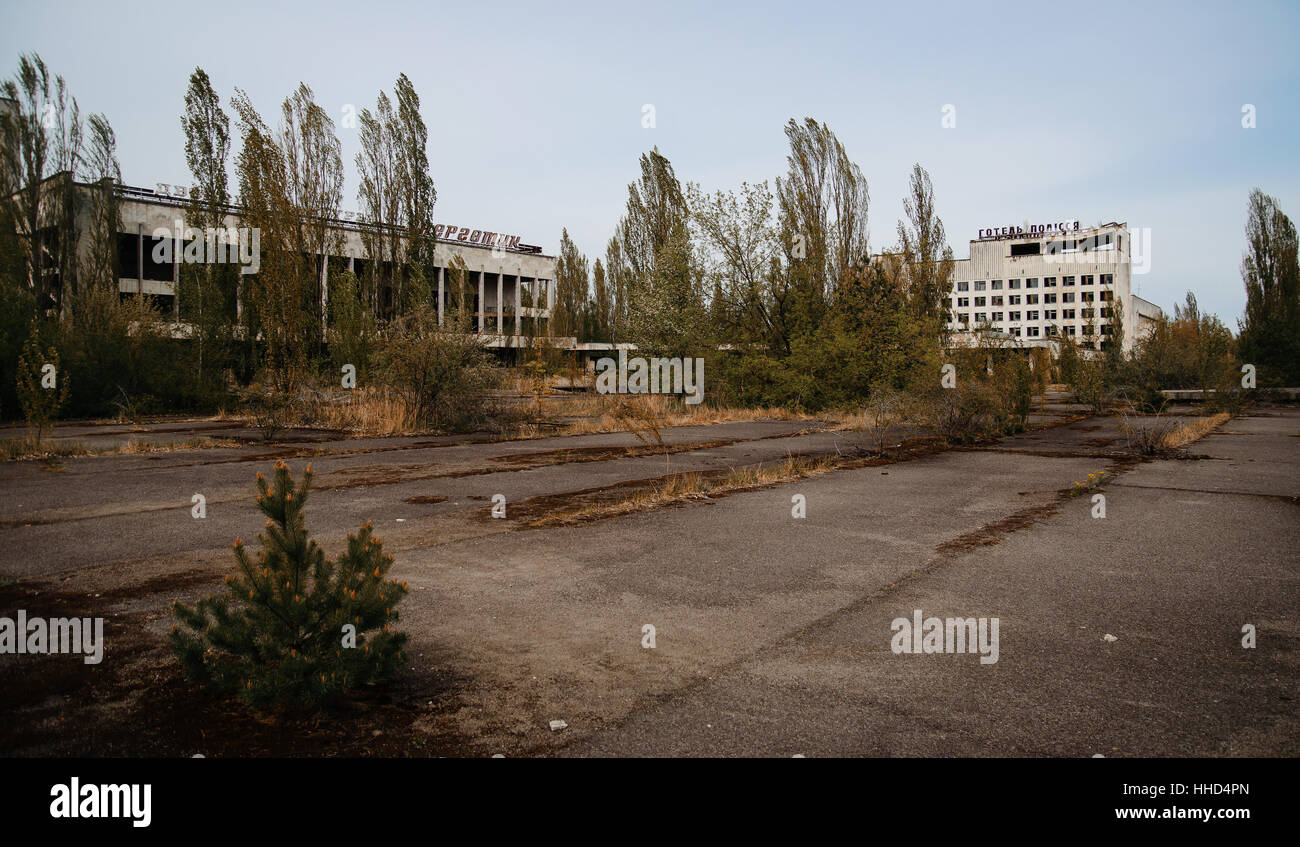 Casa de la cultura y de Polissya Energetik hotel en la ciudad de Chernobyl, Ucrania. Ciudad Abadoned. Foto de stock
