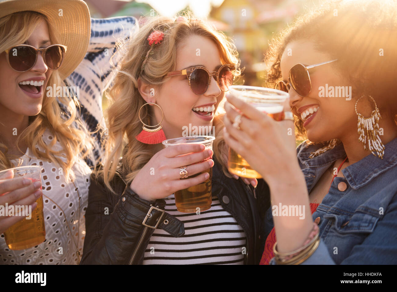 Las niñas bebiendo cerveza en el partido Foto de stock