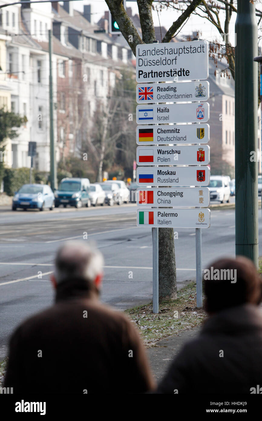 El nuevo signo con las ciudades gemelas de Duesseldorf Foto de stock