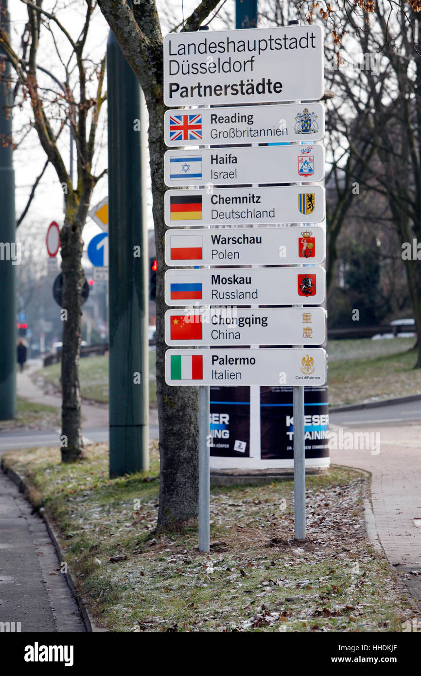 El nuevo signo con las ciudades gemelas de Duesseldorf Foto de stock