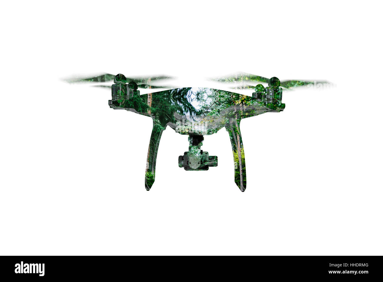 Doble exposición. Flotando drone tomando fotografías de árboles verdes. Foto de stock