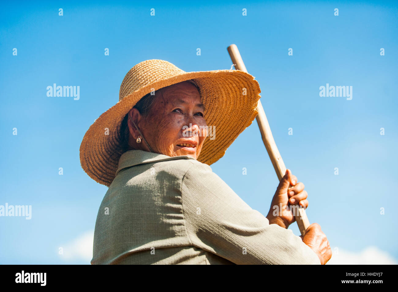Un agricultor con una herramienta de mano en la provincia de Yunnan, China Foto de stock
