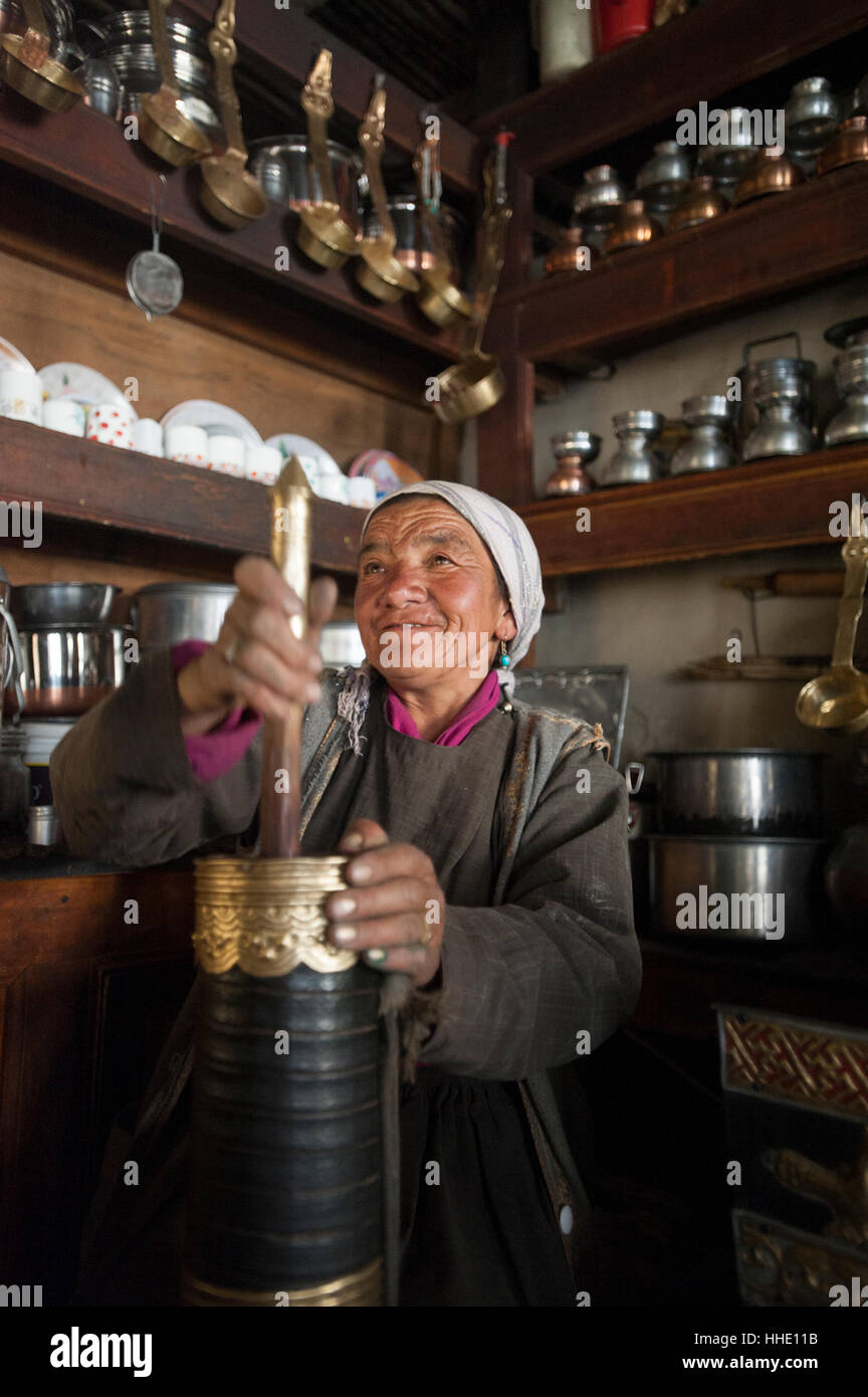 Se dice que del Ladakhis suele beber hasta 40 tazas de té de mantequilla un día, Ladakh, India Foto de stock