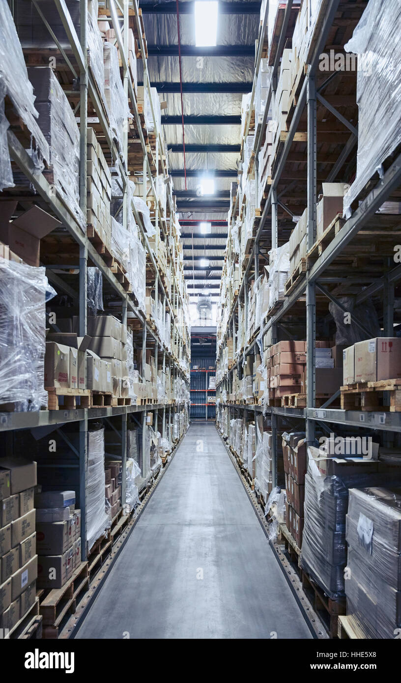 Mercancía en cajas de cartón apiladas en estantes en el almacén de