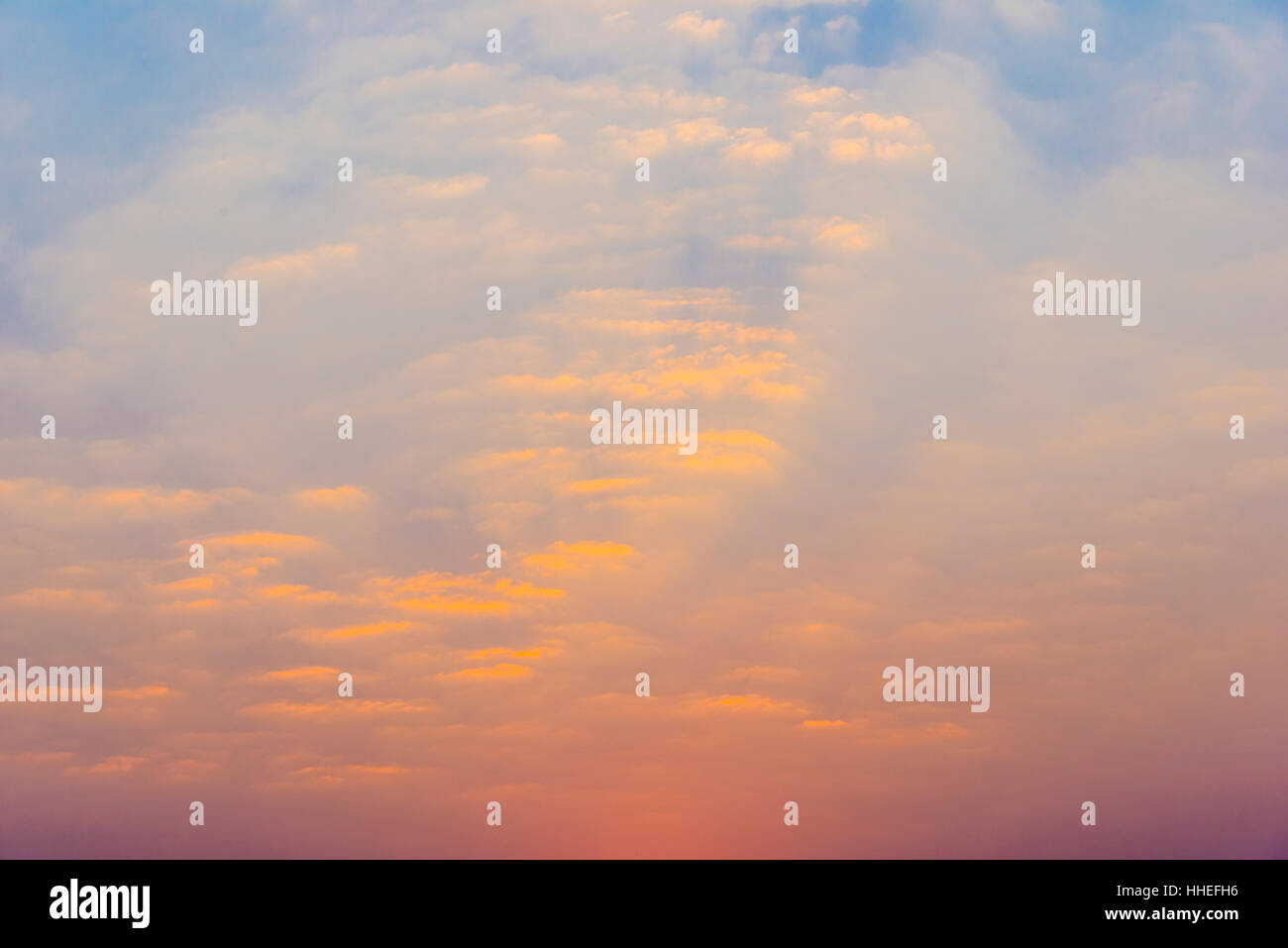 Cielo con nubes pequeñas, amanecer, amanecer, fotograma completo, Myanmar Foto de stock