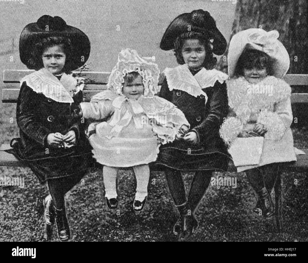 Fotografía de los cuatro hijos mayores del Zar Nicolás II de Rusia. Fecha Siglo XX Foto de stock